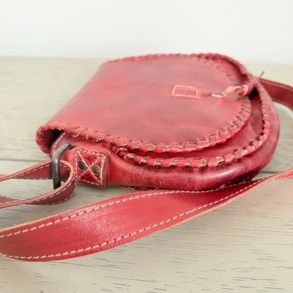 $245 Bed Stu Half Moon Scarlet Red Leather Crossbody Purse Magnetic Close Tassel - Picture 6 of 9